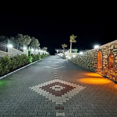 Doga Ile Ic Ice Kiralik Villa Çeşme